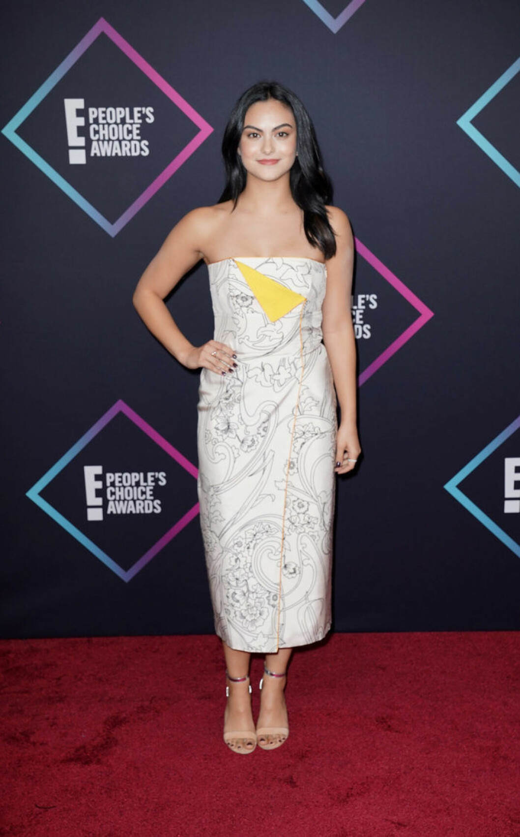 Riverdale-skådespelaren Camila Mendez i mönstrad klänning på röda mattan. Foto: IBL Camila Mendez på The Peoples Choice Awards 2018