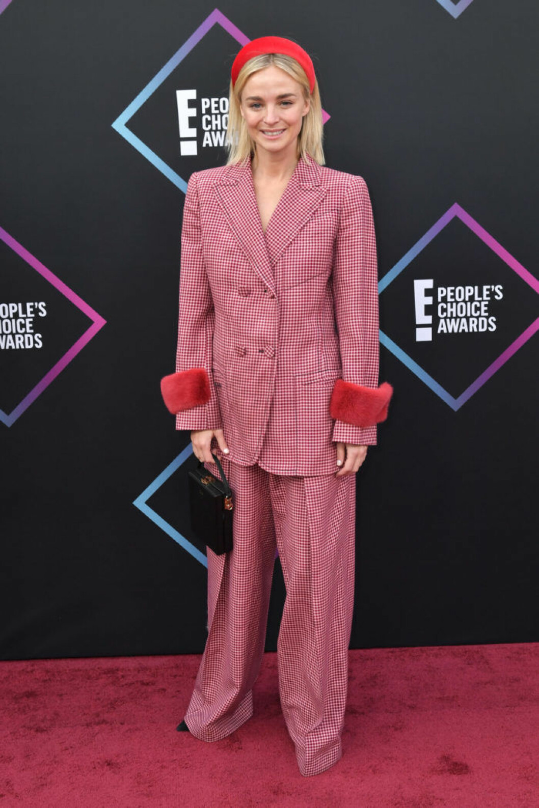 Skådespelaren Nadia Fairfax i en rödrutig kostym i oversize-modell. Foto: IBL Nadia Fairfax på People's Choice Awards 2018