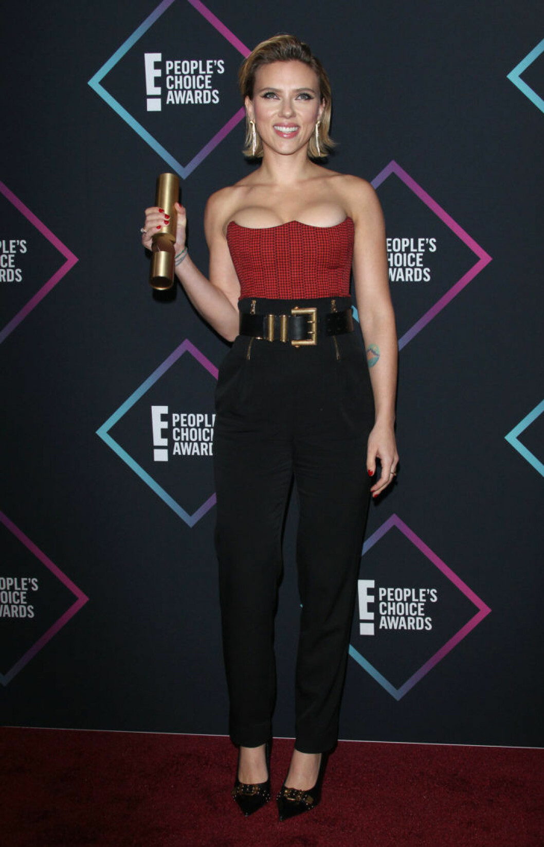 Scarlett Johansson med priset för årets bästa kvinnliga skådespelare i handen. Foto: IBL Scarlett Johansson på eople's Choice Awards 2018