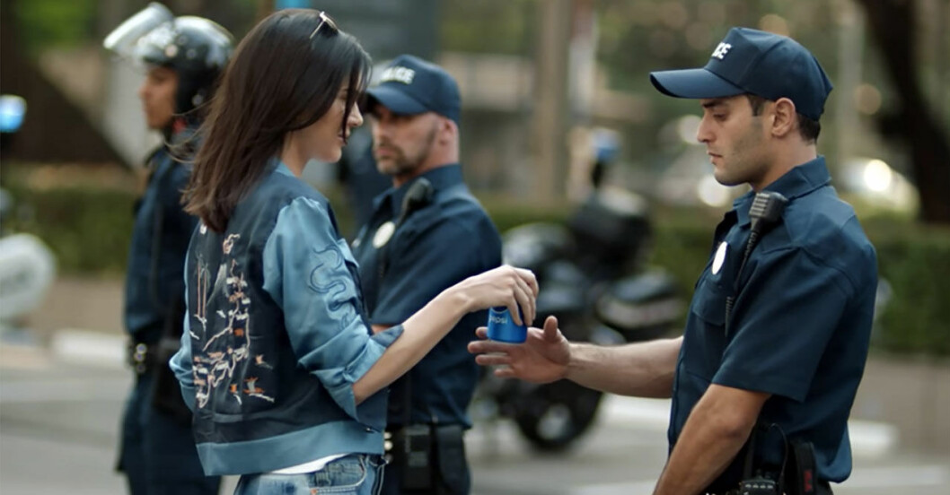 Efter kritikstormen – nu drar Pepsi tillbaka reklamen med Kendall Jenner