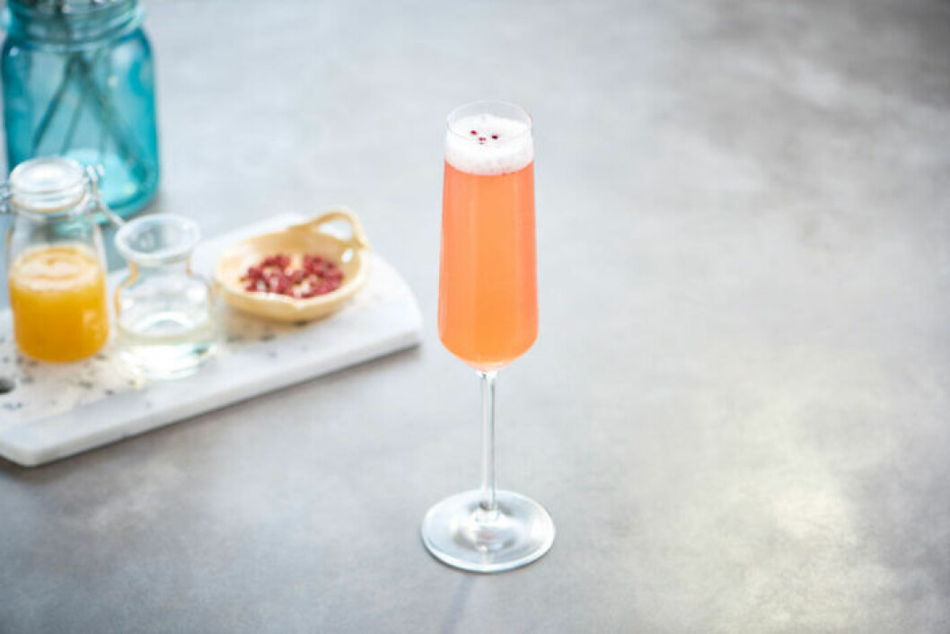 Hallon- och persikospritz med persikopuré.