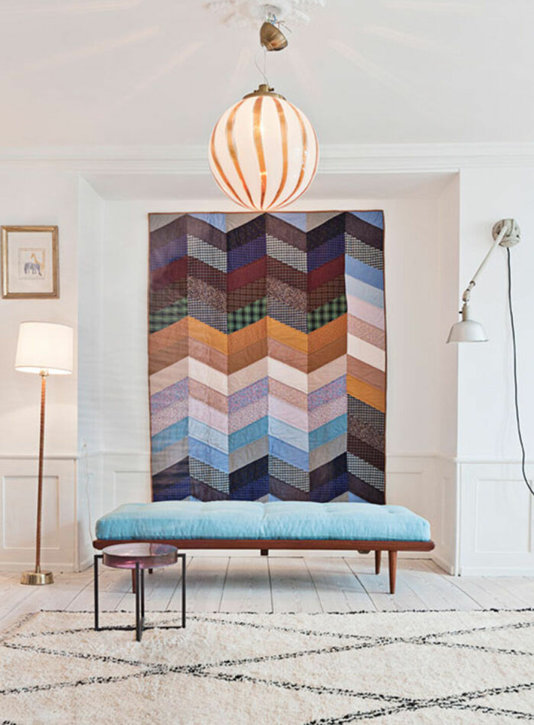 Klä väggarna med trendiga textilier! Foto via: <a href="https://www.sfgirlbybay.com/2012/07/02/nobody-lives-here-anymore/" target="_blank" rel="noopener">SF Girl by Bay</a> Textilkonst är trendigt på Pinterst 2019