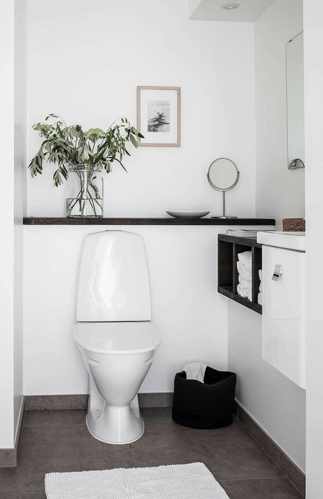 Platsbyggd förvaring och en inbyggd hylla optimerar ytan i det lilla badrummet. Foto: Anders Bergstedt Styling: Greydeco för <a href="https://www.instagram.com/alvhem/?hl=sv" target="_blank" rel="noopener">Alvhem</a>/mäklare: Andreas Lundberg Platsbyggd förvaring är ett snyggt compact living-knep i det lilla badrummet