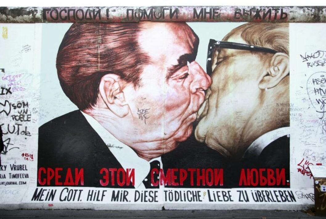 Den berömda politiska kyssen mellan Sovjetunionens Leonid Brezjnev och DDR:s Erich Honecker avbildad på Berlinmuren. Politiska kyssar var vanliga förr.