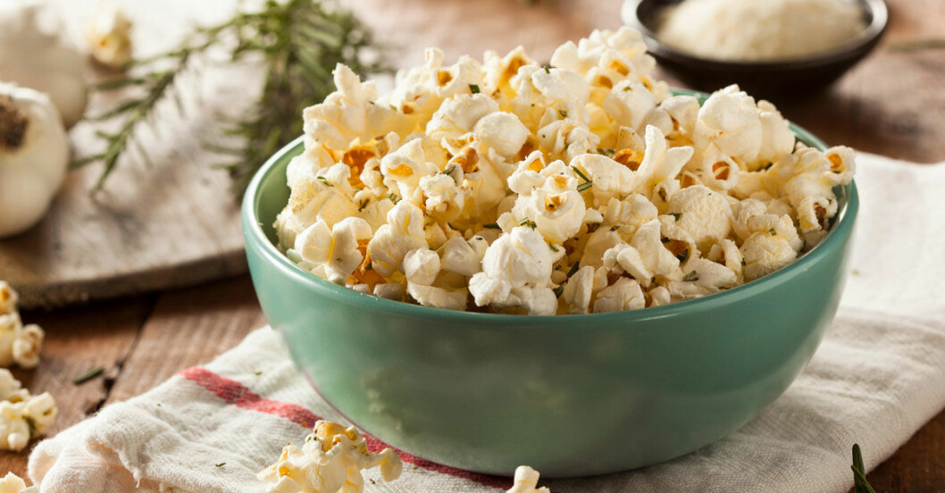 popcorn-parmesan-vitlok-basilika