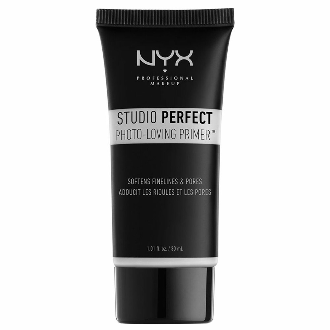 Primer från NYX Professional makeup, 149 kronor. <a href="https://track.adtraction.com/t/t?a=1117786221&as=1213860375&t=2&tk=1&epi=tackande-foundation&url=https://www.lyko.se/nyx-professional-makeup/nyx-studio-perfect-primer-clear" target="_blank" rel="noopener">Här kan du köpa den</a>. Täckande foundations och primer från nyx