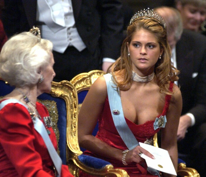 Prinsessan Madeleine i röd klänning på Nobelmiddagen 2002