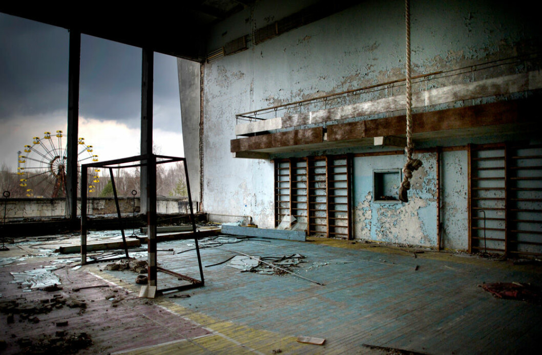 En övergiven byggnad och ett nöjesfält i spökstaden Pripjet vid Tjernobyl.