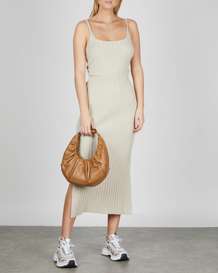 beige ribbstickad midikjol från dagmar