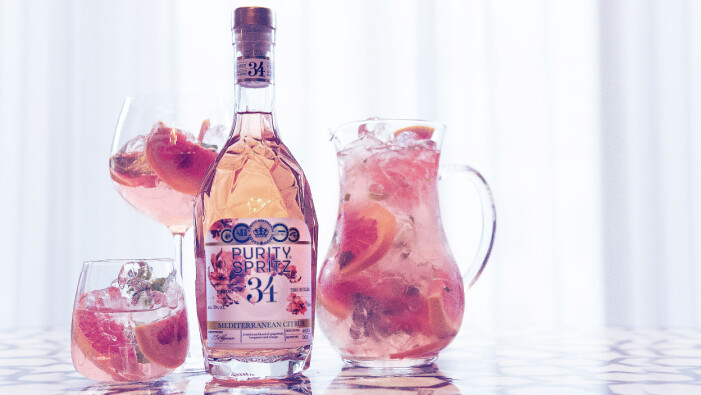 Purity Spritz tillsammans med en kanna dryck och två glas