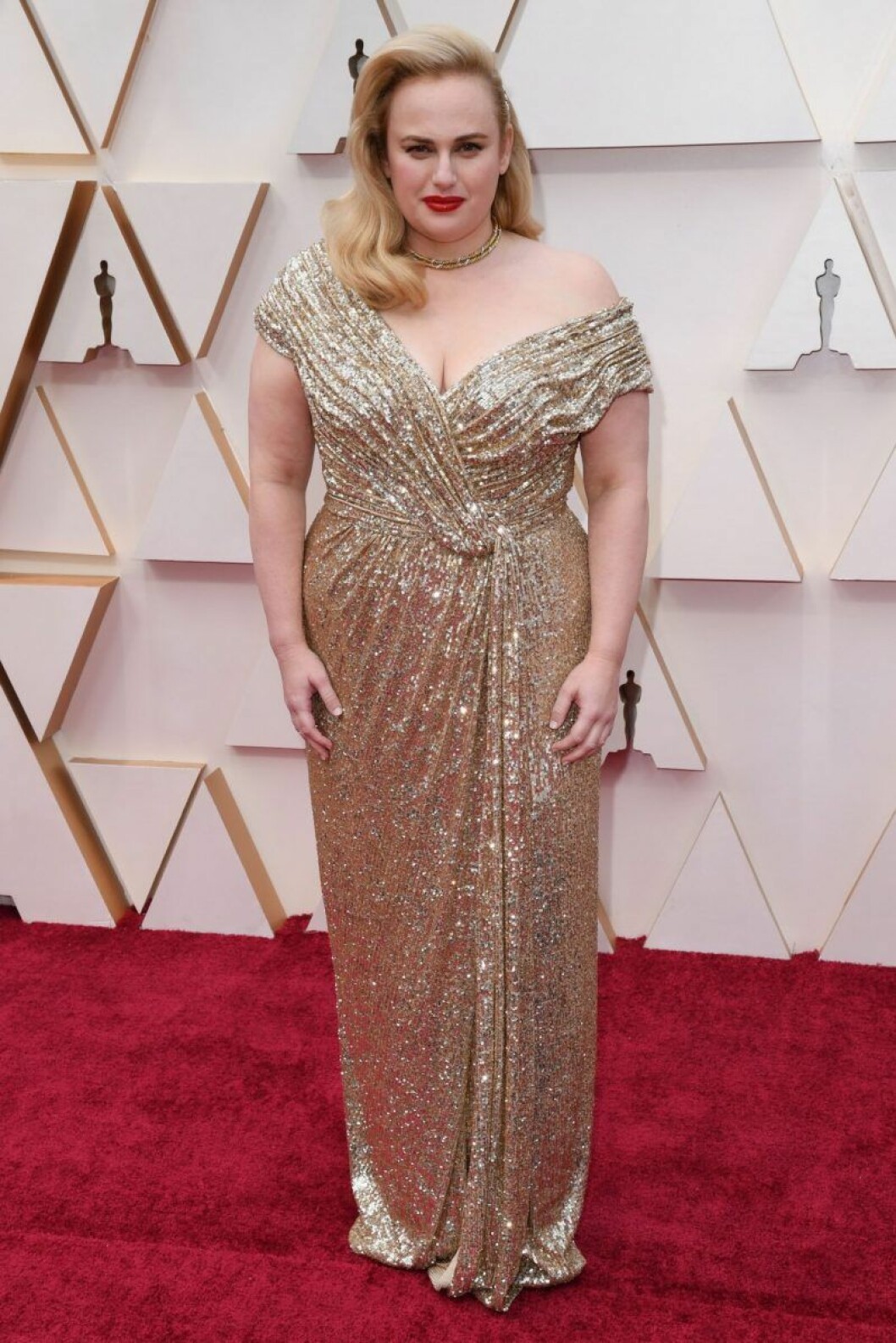 Rebel Wilson I guldglittrig klänning på röda mattan