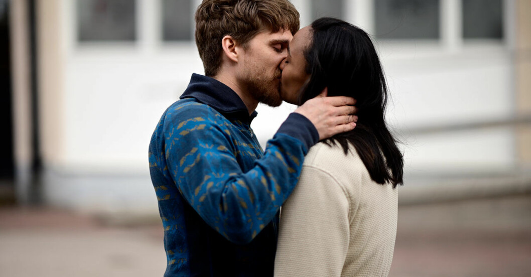 Nanna Blondell och Anastasios Soulis i Red Dot kysser varandra