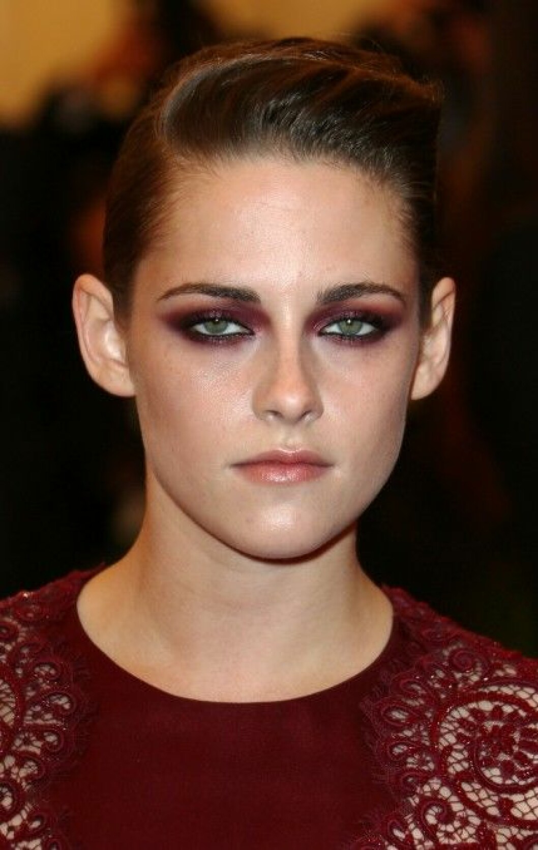 Sota med någon annan färg än svart! Kristen Stewart satsar till exempel på vinrött. Kristen Stewart