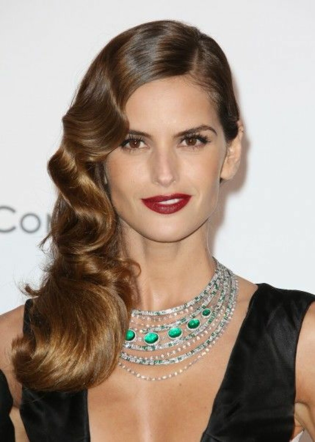 Om du inte vill ha så mörka läppar, satsa på Izabel Goularts look med en klassisk vinröd. Izabel Goulart