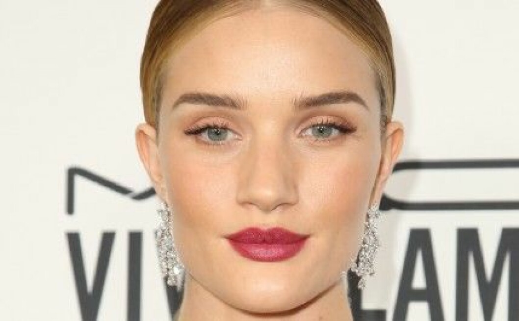 En bra bas och mindre mascara på nedre fransraden är enkla knep för en yngre look. Rosie Huntington