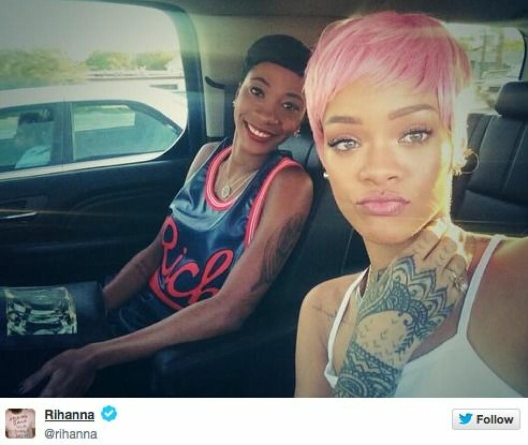 Rihanna i rosa hår