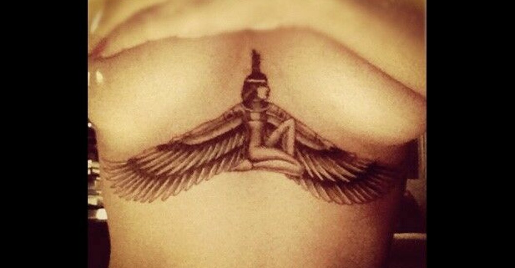 Rihanna täcker för brösten men visar tatueringen på Instagram