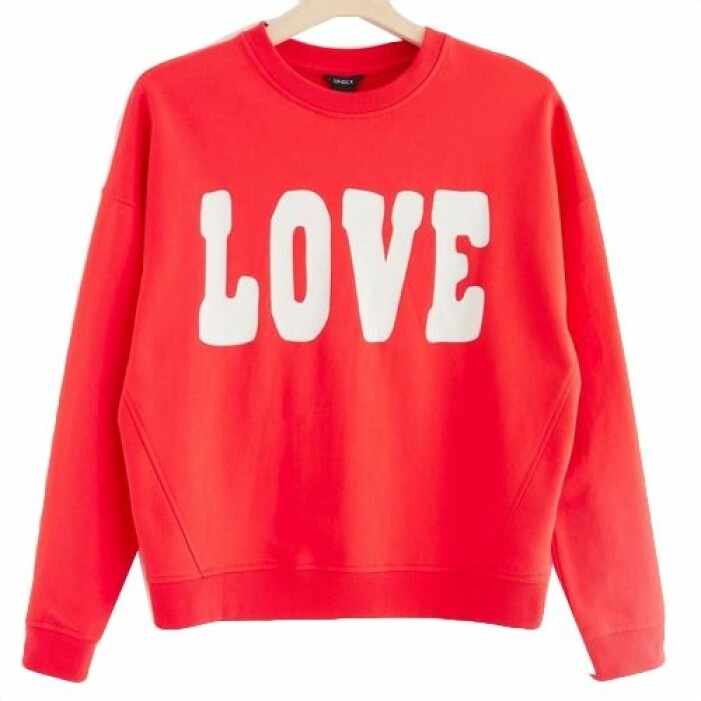 Röd sweatshirt med tryck från Lindex.