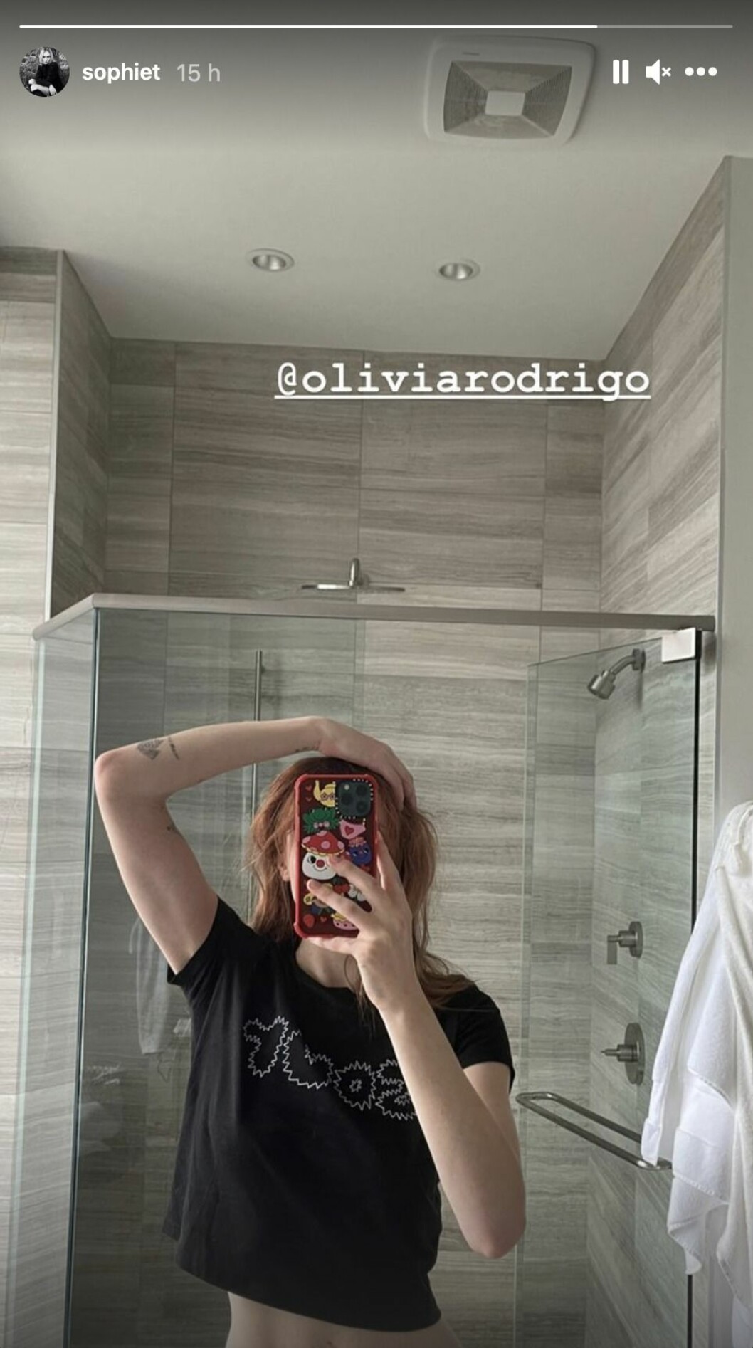 sophie turner rödhårig spegelselfie