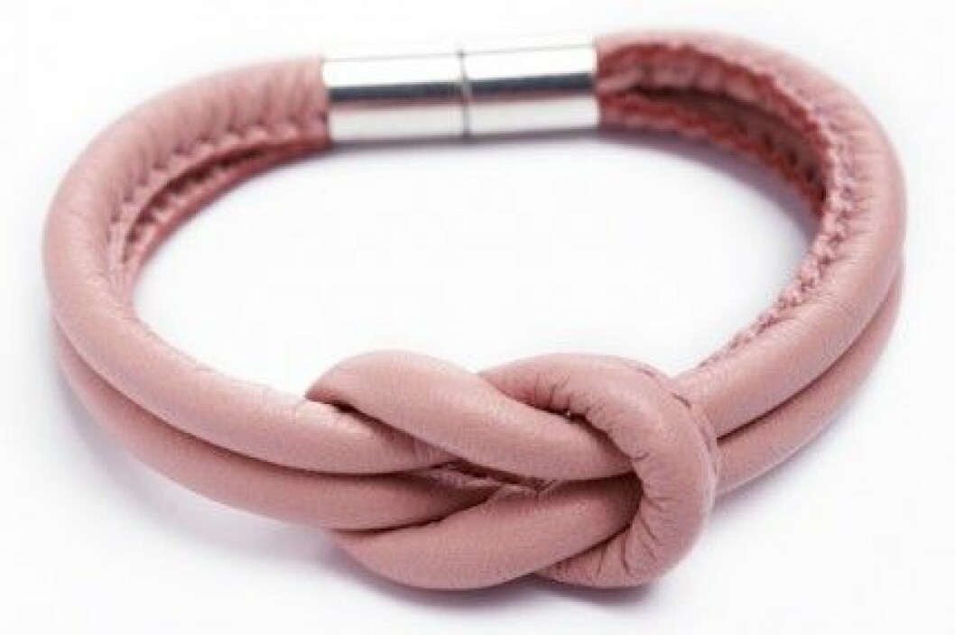 Missonis rosa armband för Lindex lanseras 1 oktober 2012. Missonis rosa armband för Lindex lanseras 1 oktober 2012.