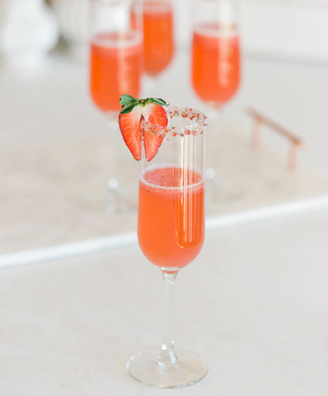 Recept och bild via: <a href="https://laurenconrad.com/blog/2016/02/lovely-libations-strawberry-rose-champagne-cocktail-recipe/" target="_blank" rel="noopener">Lauren Conrad</a> Glittrig jordgubbsdrink.