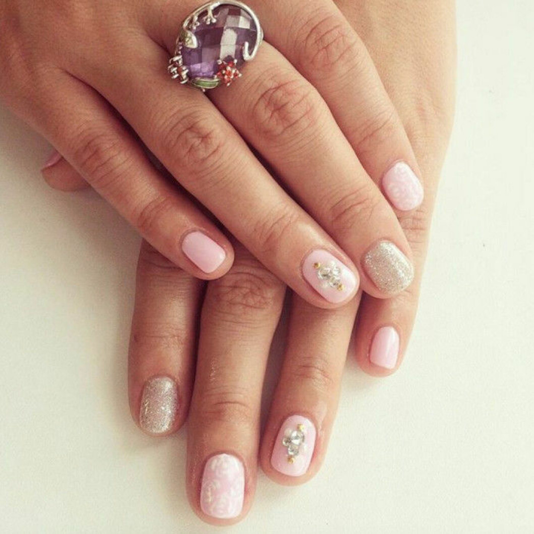 rosa naglar glitter
