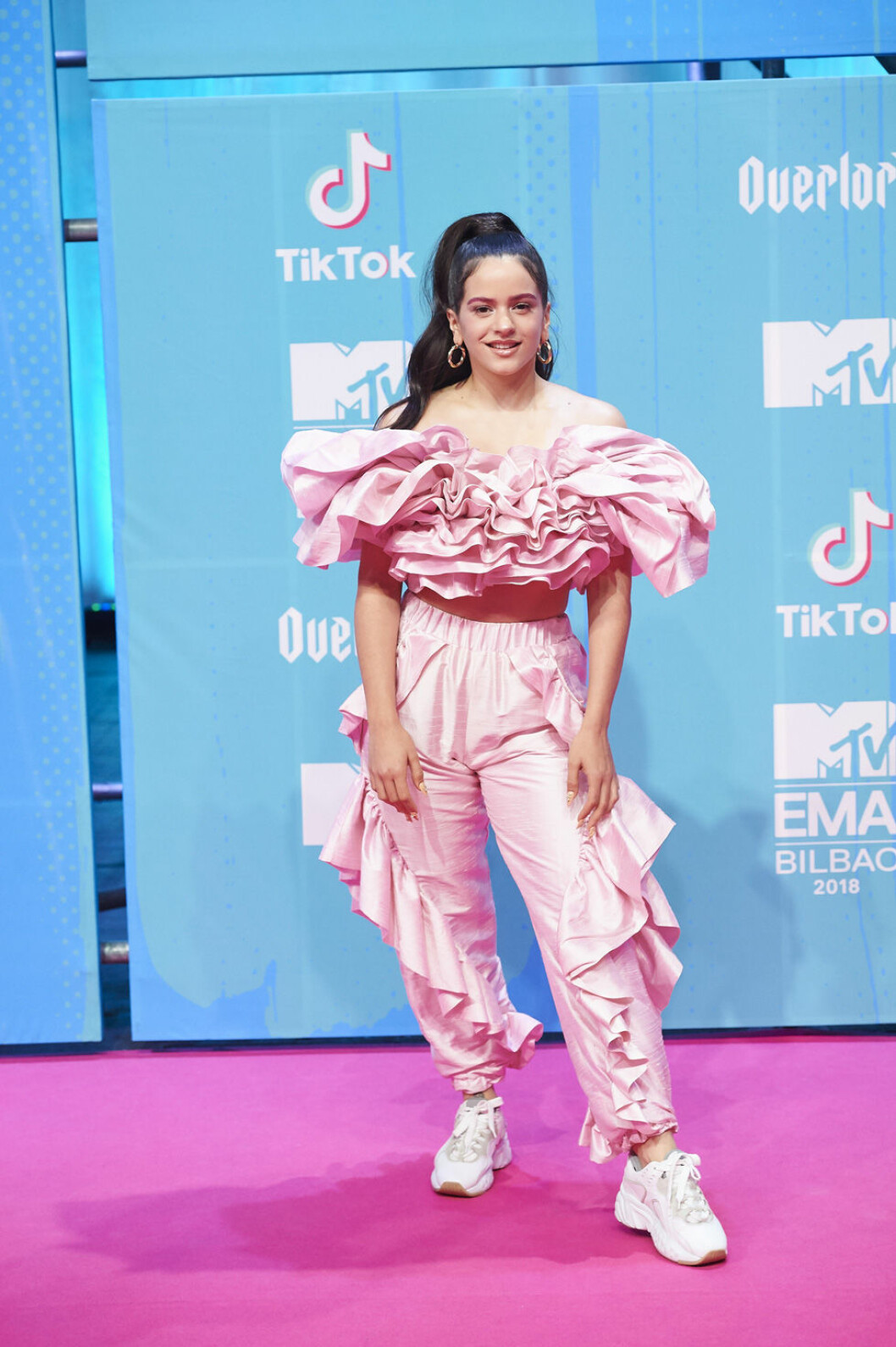 Spanska sångerskan Rosalía valde rosa volanger på MTV Europe Music Awards 2018. Foto: IBL Rosalia i rosa dress på röda mattan under MTV EMA 2018.
