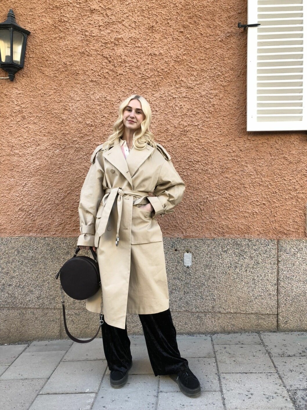 Baaams bloggare Kristin Zetterlund väljer att styla den runda väskan med trenchcoat – vårens trendigaste kappa.
