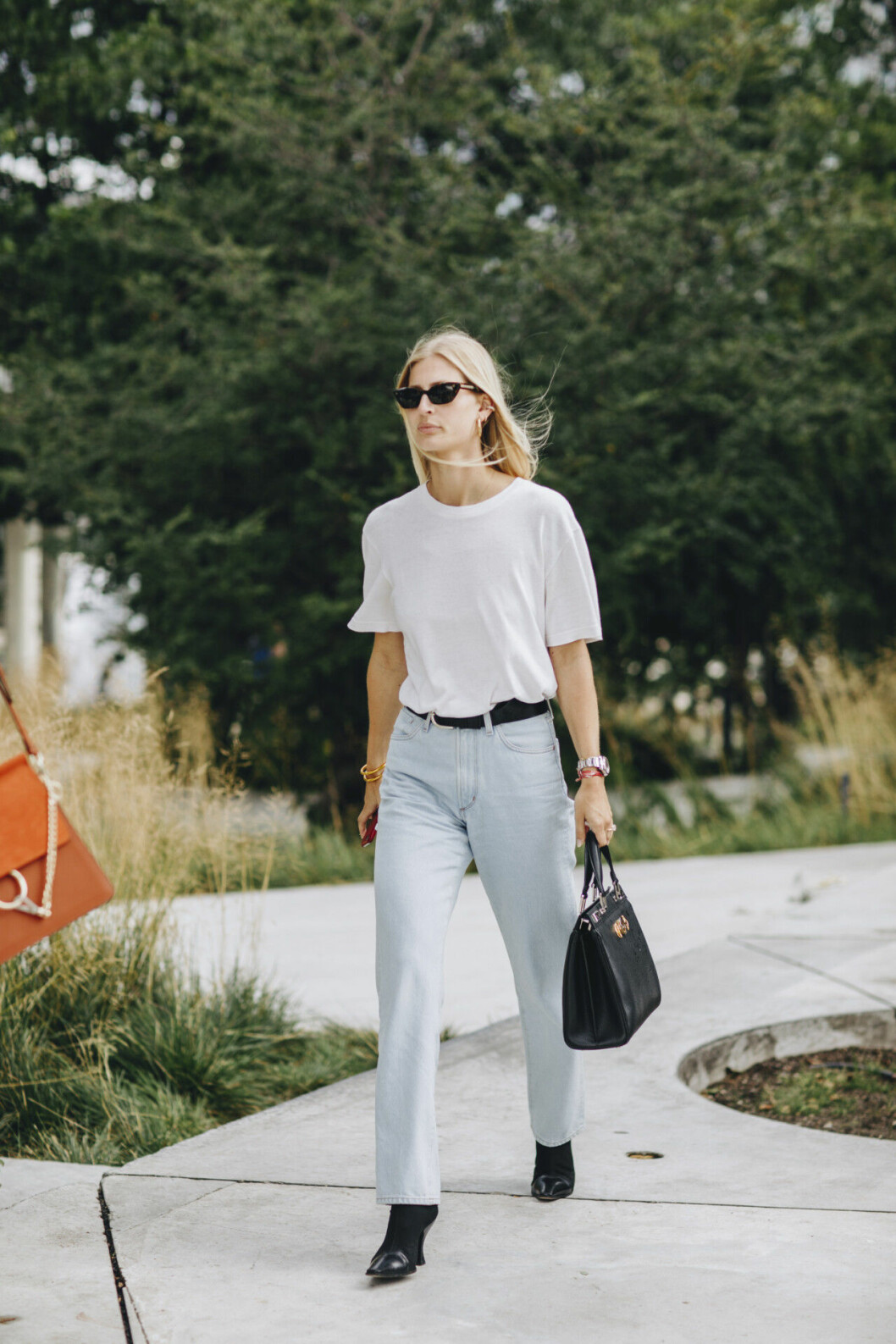 Så stylar du en enkel vit t-shirt med jeans