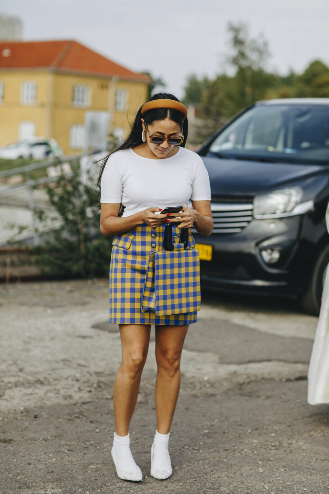 Så stylar du en enkel vit t-shirt med kjol