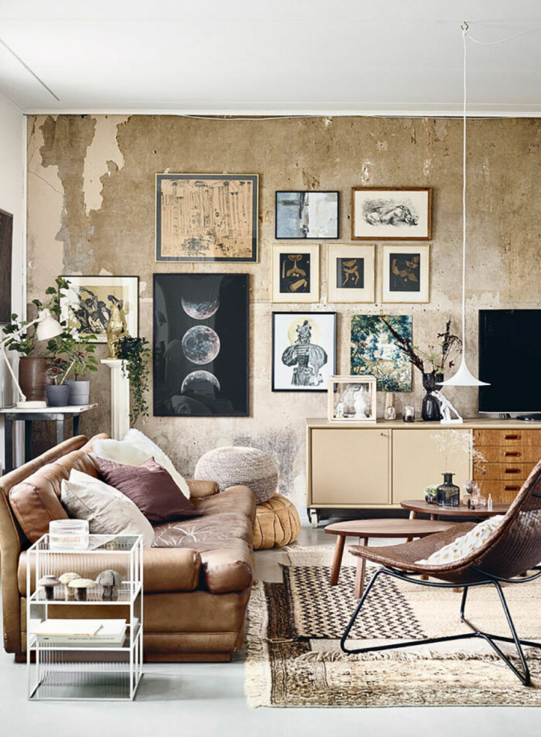 Samla tavlor i olika stilar, men se till att hålla en genomgående färgskala, då blir resultatet bra. Bild: Ikea livet hemma Hem i beige toner med tavelvägg.