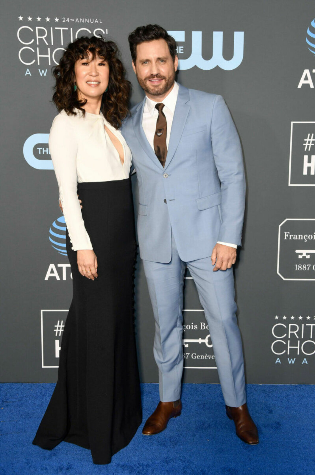 Sandra Oh och Edgar Ramirez på blå mattan. Sandra Oh och Edgar Ramirez på röda mattan på Critics Choice Awards 2019
