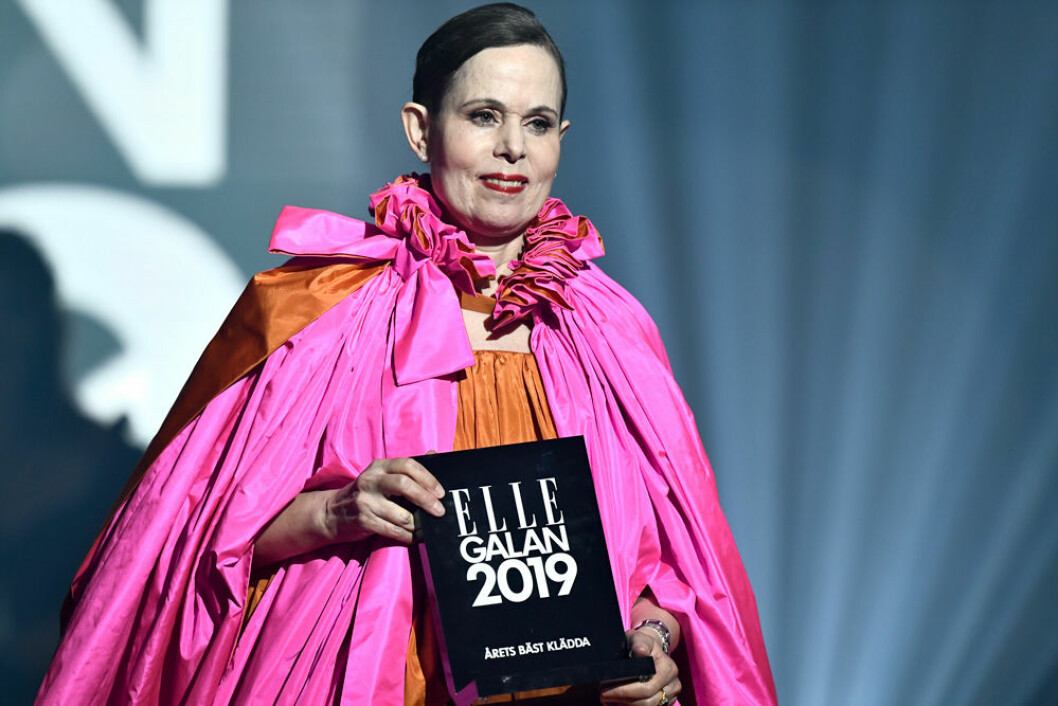 Sara Danius mottar priset för Årets bäst klädda kvinna 2019 på ELLE-galan.