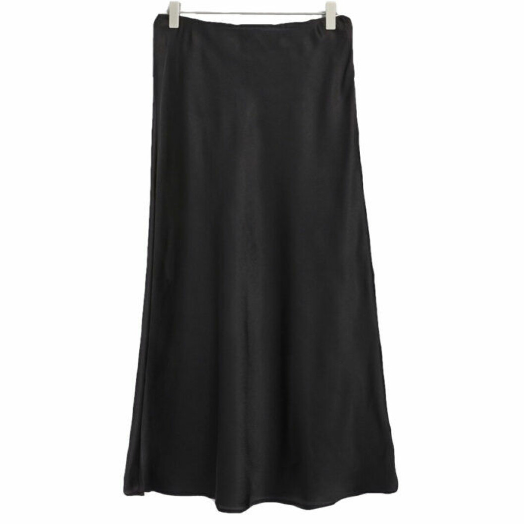 Glansig medellång kjol från Lindex. <a href="https://track.adtraction.com/t/t?a=1200827919&as=1213860375&t=2&tk=1&epi=basgarderob&url=https://www.lindex.com/se/7983836/" target="_blank" rel="noopener">Här kan du köpa den</a>. Glansig medellång kjol från lindex.