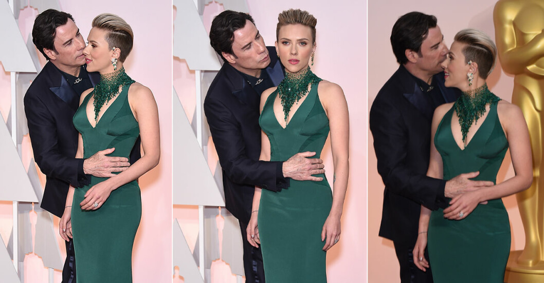 John Travolta kliver fram och kysser Scerlett Johansson på röda mattan.