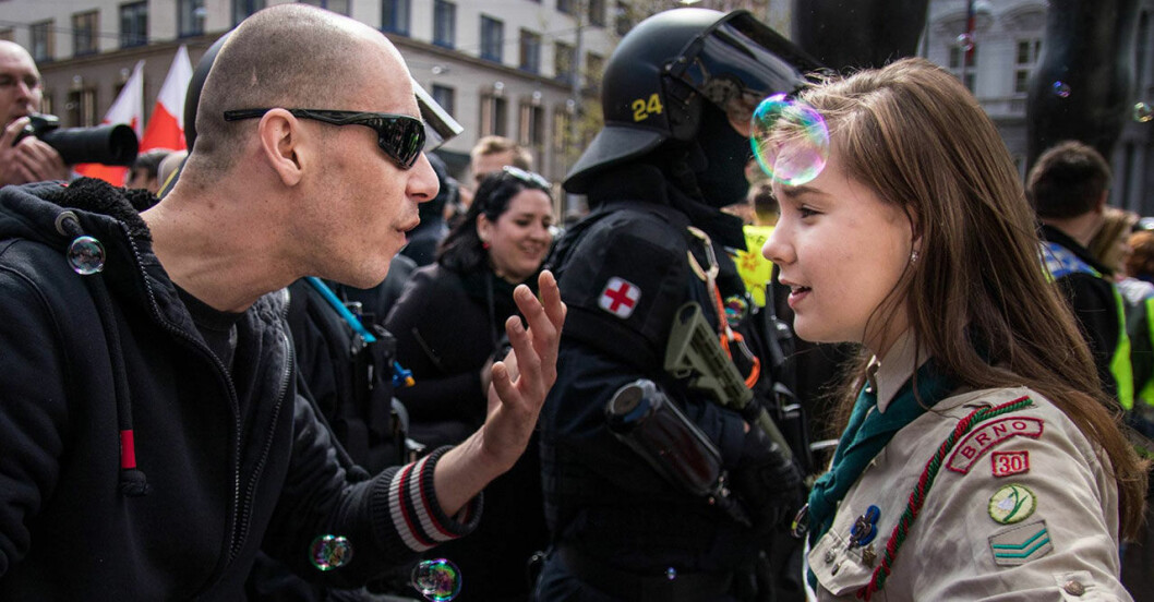 Bilden på flickscouten som står upp mot nynazisterna sprids som en löpeld på nätet