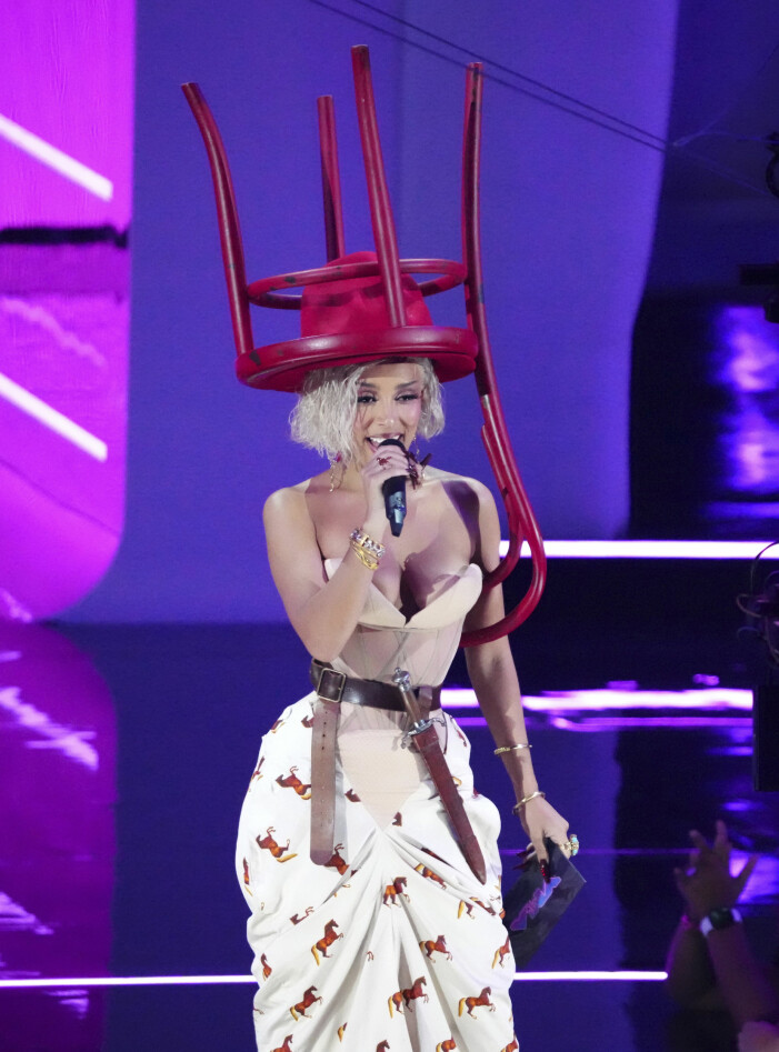 Under kvällen fick man se en hel del läckra och spårade outfits på programledaren Doja Cat, som denna hatt till exempel! doja cat MTV VMA 2021.