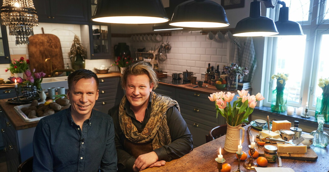 Karl Fredrik och hans kära man Petter Kjellén i deras hem på gården Eklaholm i skånska Österlen