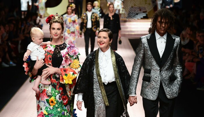 Italian actress Isabella Rossellini (C) and her daughter Elettra Rossellini Wiedemann (L) present creations during the Dolce &amp; Gabbana fashion show, as part of the Women's Spring/Summer 2019 fashion week in Milan, on September 23, 2018. (Photo by Miguel MEDINA / AFP)