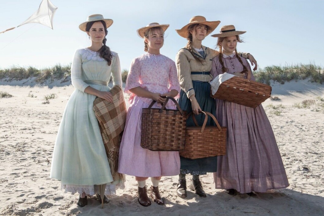 Emma Watson, Florence Pugh, Saoirse Ronan och Eliza Scanlen spelar de fyra systrarna i Greta Gerwigs Little Women. Emma Watson som Meg March, Florence Pugh som Amy March, Saoirse Ronan som Jo March och Eliza Scanlen som Beth March i filmen 'Little Women' från 2019 av Greta Gerwig.