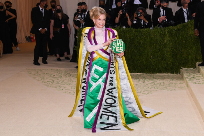 ”Runt om i landet är kvinnors rättigheter under attack. Jag har länge använt mig av mode som en kraft att förändra”, twittrade Maloney i samma veva som galan. Carolyn Maloneys statment dress.