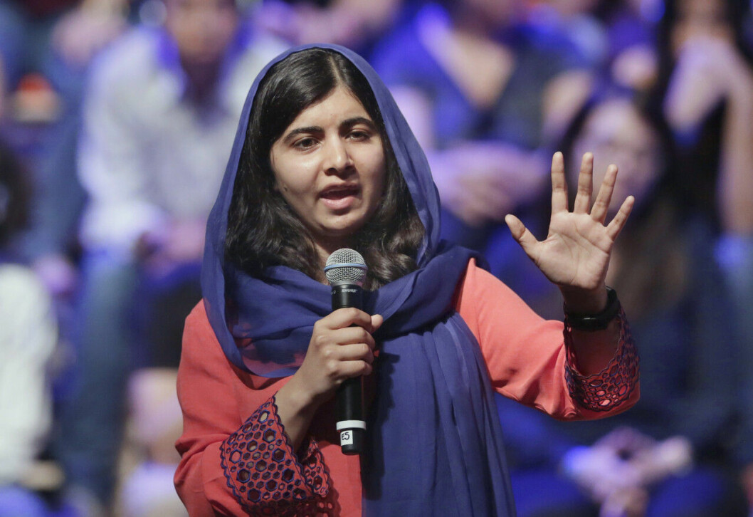 Malala Yousafzai står framfor en folkmassa i Sao Paulo, Brasilien, och håller tal. 