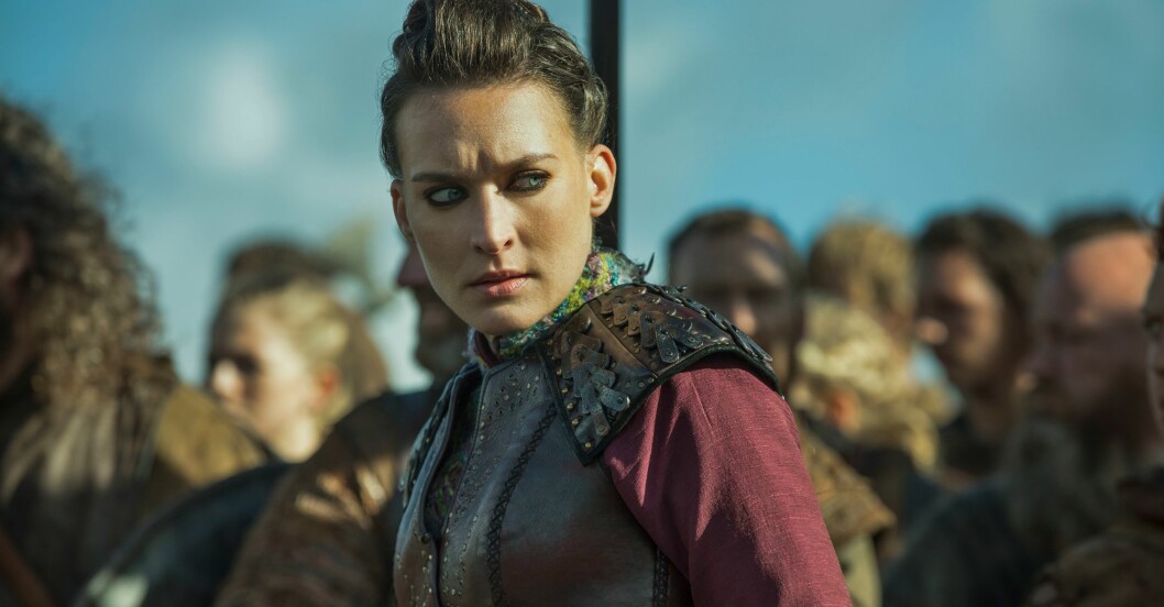 Josefin Asplund som karaktären Astrid i Vikings, tittar argt.
