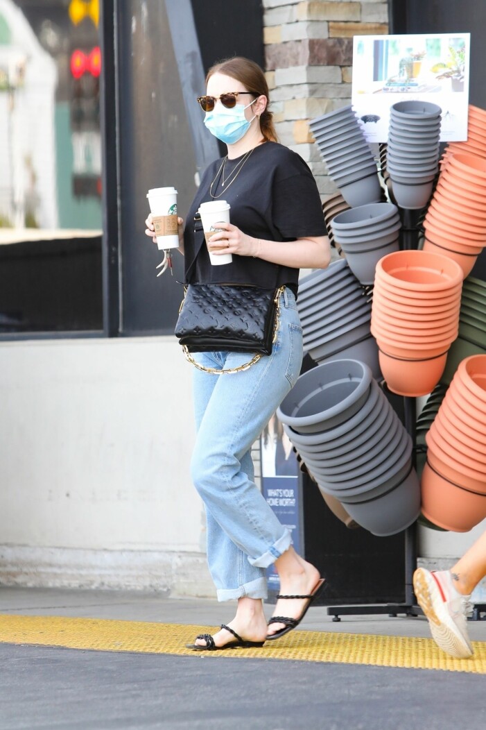 Kaffe, kaffe, kaffe! Pacific Palisades 2021-05-01 Pacific Palisades Emma Stone handlar kaffe i blåjeans och svart t-tröja!