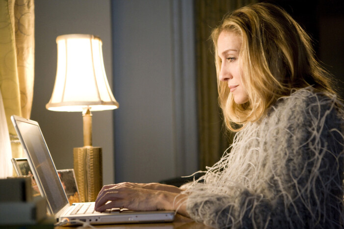 Carrie Bradshaw sitter vid sin dator i serien Sex and the City.