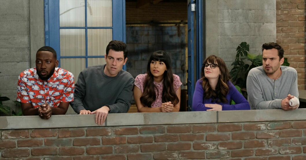 Lamorne Morris, Max Greenfield, Hannah Simone, Zooey Deschanel, Jake Johnson under den sjunde säsongen av <em>New girl</em>, 2018. Lamorne Morris, Max Greenfield, Hannah Simone, Zooey Deschanel, Jake Johnson under den sjunde säsongen av New Girl, 2018.