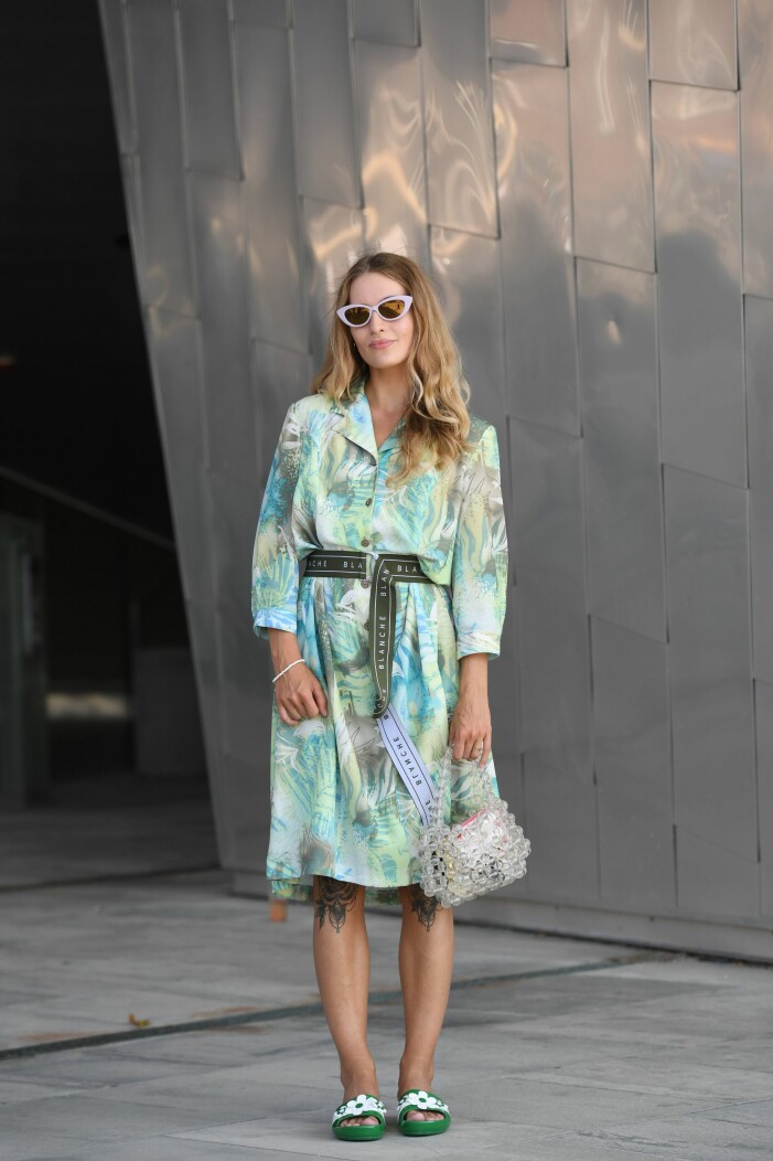 Luftiga skjortklänningar och mönstrade plagg är ett enkelt sätt att hålla stilen i värmen. streestyle-outfit med mönstrad skjortklänning och platta skor