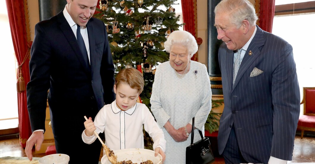 Bild från förra julen när prins William med sin lille son George, drottningen och prins Charles fixar ihop lite julpudding.