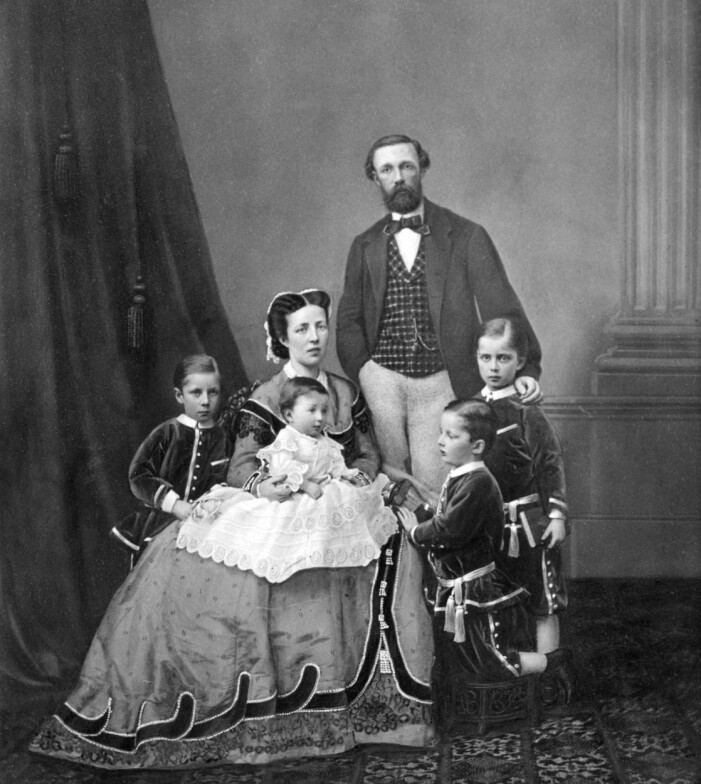 Oscar II och Sofia tillsammans med barnen, från vänster: prins Gustaf, prins Carl, prins Eugen och prins Oscar