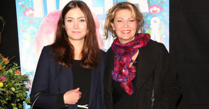 Sally är dotter till skådespelaren Ing-Marie Carlsson - som har många filmroller i bagaget.